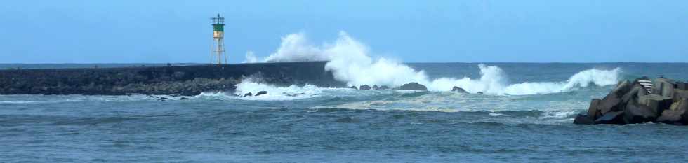 22 juin 2014 - St-Pierre - Houle - Port - Vagues au-dessus de la jete de Terre Sainte