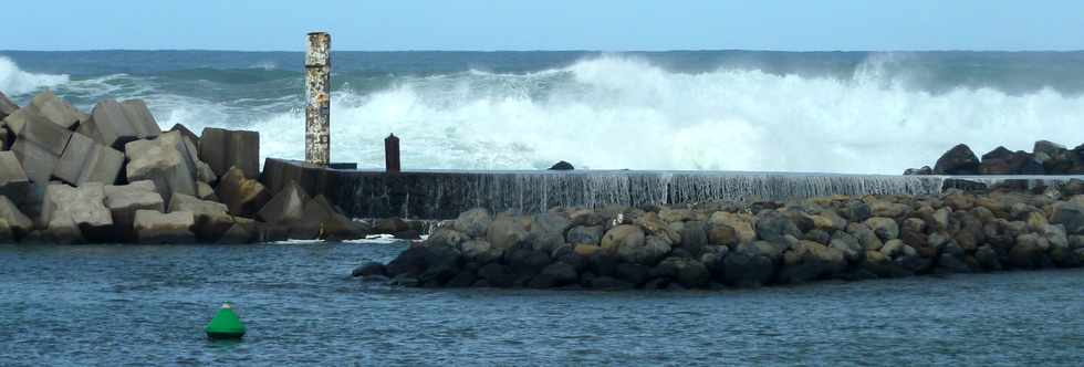 22 juin 2014 - St-Pierre - Houle - Port - Vagues au-dessus de l'Epi Jacob