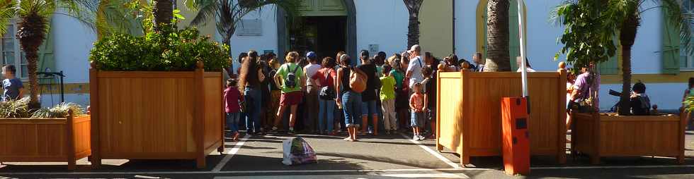 2 juillet 2014 - St-Pierre - Manifestation de parents d'élèves devant la mairie contre l'organisation de la nouvelle semaine scolaire