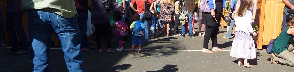2 juillet 2014 - St-Pierre - Manifestation de parents d'élèves devant la mairie contre l'organisation de la nouvelle semaine scolaire