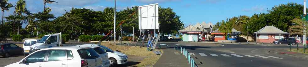 3 juillet 2014 - St-Pierre - Parking Albany - Enlvement du panneau annonant la construction du multiplexe Cin Grand Sud St Pierre