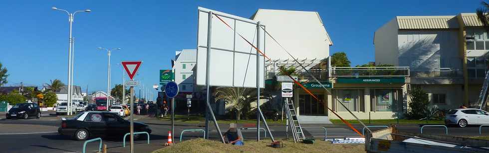 3 juillet 2014 - St-Pierre - Parking Albany - Enlèvement du panneau annonçant la construction du multiplexe Ciné Grand Sud St Pierre