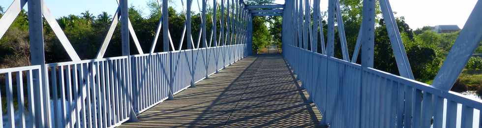 4 juillet 2014 - St-Paul - Passerelle sur l'tang