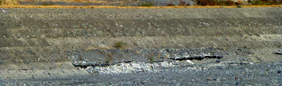 4 juillet 2014 - Le Port - Berge de rive gauche de la rivire des Galets  consolider