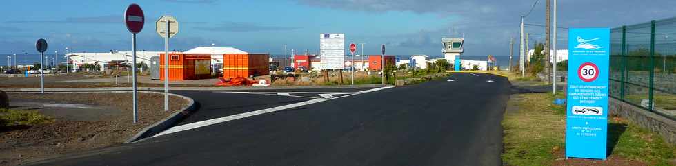 20 juillet 2014 - St-Pierre - Pierrefonds - Aéroport - Travaux de réaménagement des parkings