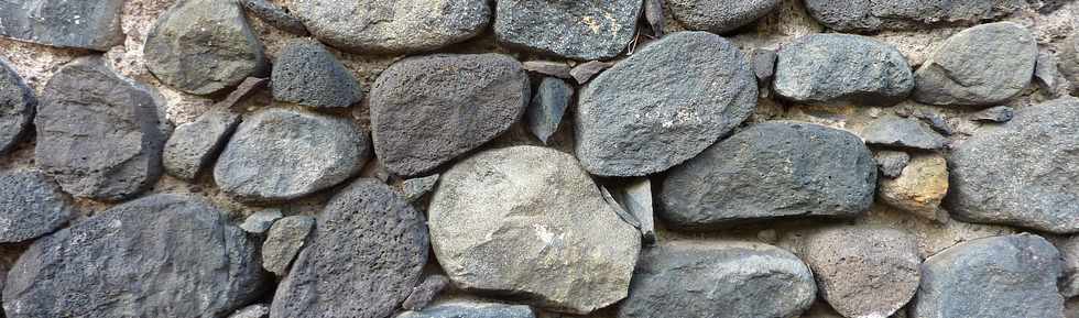 20 juillet 2014 - St-Pierre - Pierrefonds - Ancien mur en pierres