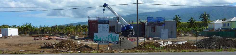 31 août 2014 - St-Pierre - Construction d'une station-service à Bois d'Olives