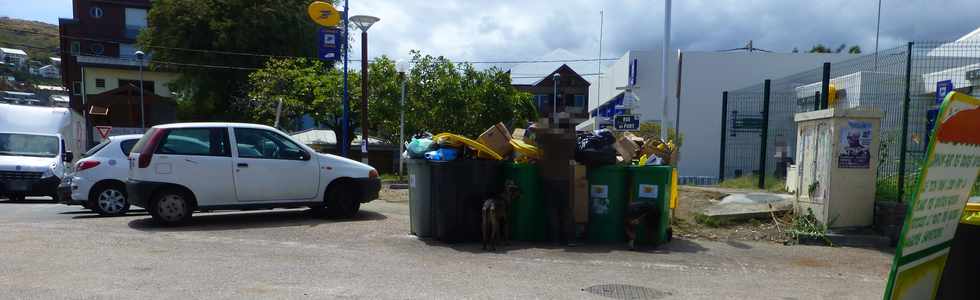 19 septembre 2014 - St-Paul - St-Gilles - Poubelles rue du Port