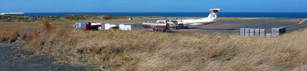 28 septembre 2014 - St-Pierre - Aéroport de Pierrefonds - Pélicandrome et Dash 8 MILAN 74