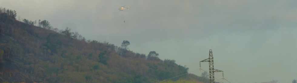 30 septembre 2014 - Incendies au Piton de Bassin Martin - Intervention du Dash 8 et hélicoptère bombardier d'eau