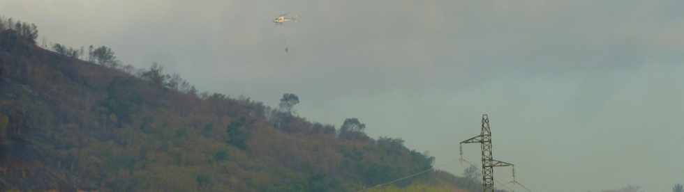 30 septembre 2014 - Incendies au Piton de Bassin Martin - Intervention du Dash 8 et hlicoptre bombardier d'eau