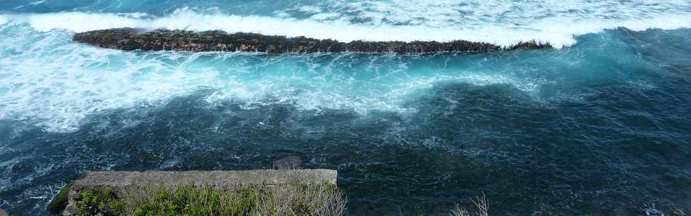 12 octobre 2014 - St-Pierre - Pointe du Diable, un site naturel remarquable - par Olivier Hoarau (Ple valorisation du patrimoine) - Table de ponces et cendres tomb  la mer