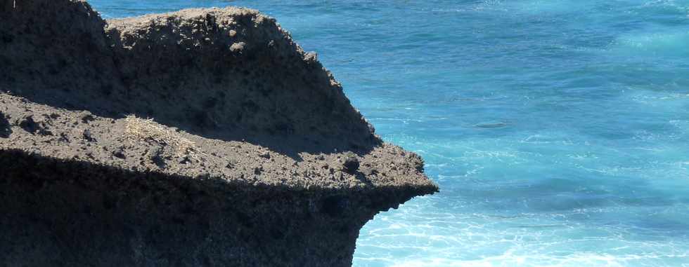 12 octobre 2014 - St-Pierre - Pointe du Diable, un site naturel remarquable - par Olivier Hoarau (Ple valorisation du patrimoine) - Erosion diffrentielle dans la couche de ponces et cendres