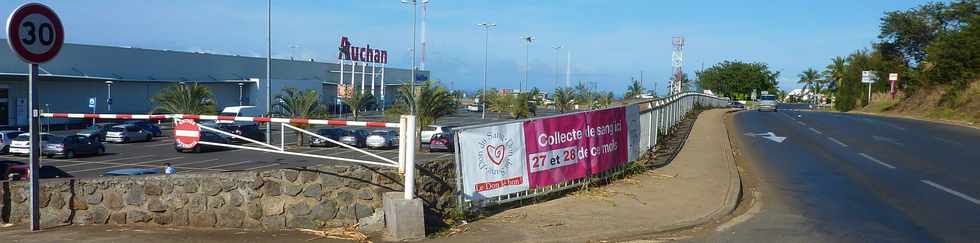 19 octobre 2014 - St-Pierre - Banderole Don du sang  Auchan