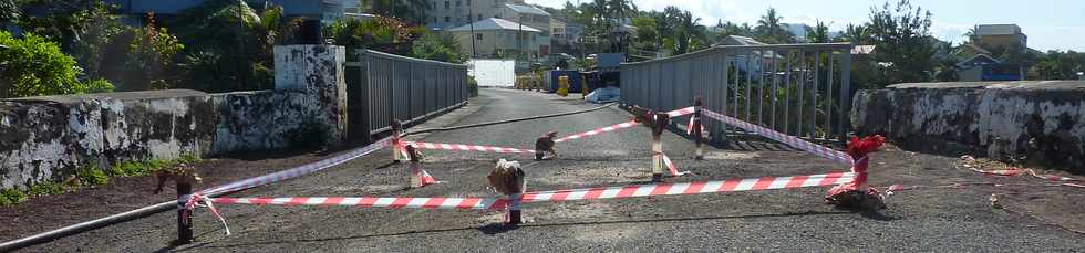 19 octobre 2014 - St-Pierre - Travaux sur le pont du Bassin 18 sur la ravine des Cafres