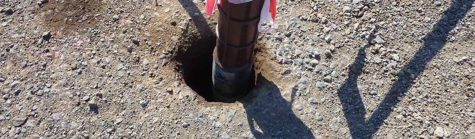 19 octobre 2014 - St-Pierre - Travaux sur le pont du Bassin 18 sur la ravine des Cafres - tubes  manchettes