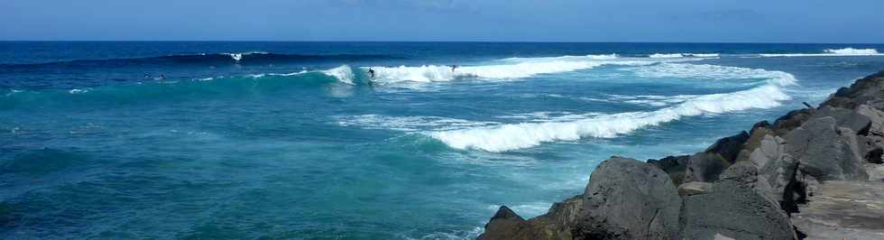 19 octobre 2014 - St-Pierre - Surfers devant le port -