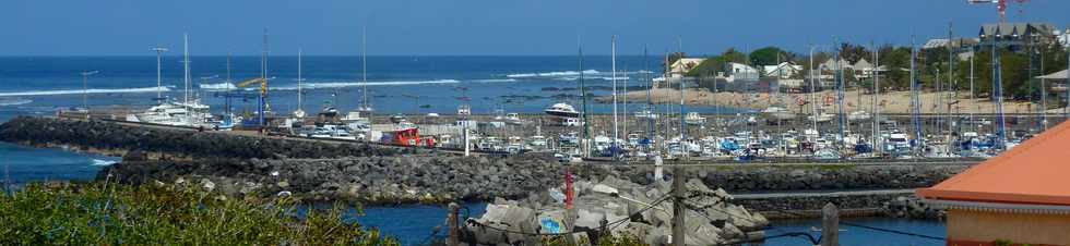 26 octobre 2014 - St-Pierre - Terre Sainte - ZAC Océan Indien - Croix des pêcheurs -  Vue sur le port et la plage