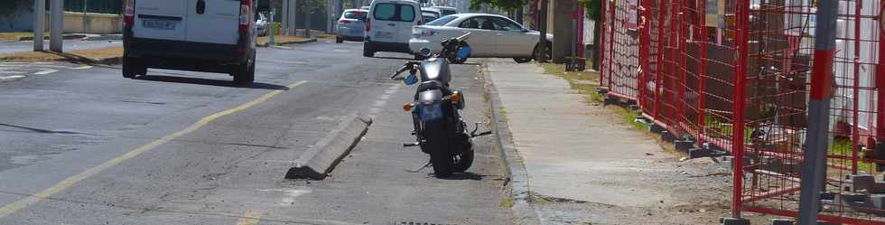 29 octobre 2014 - St-Pierre - Moto garée sur piste cyclable