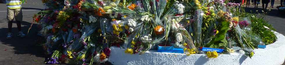 2 novembre 2014 - St-Pierre - Fleurs devant le cimetière
