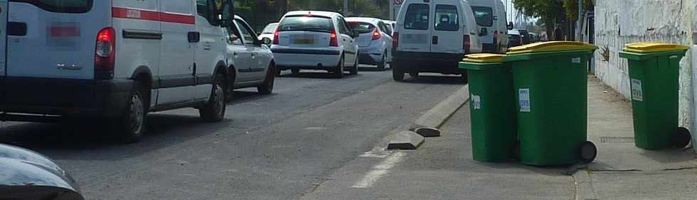 19 novembre 2014 - St-Pierre -  Boulevard Hubert Delisle - Poubelles sur la piste cyclable