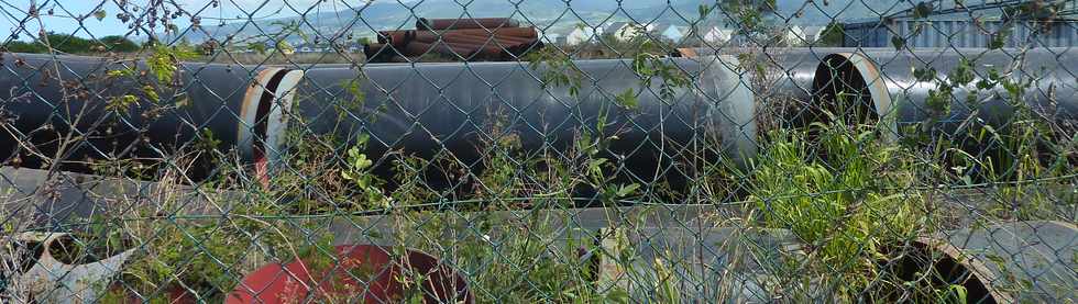 23 novembre 2014 - St-Pierre - Pierrefonds - Stockage de tuyaux du chantier de l'interconnexion Bras de Cilaos - Bras de la Plaine