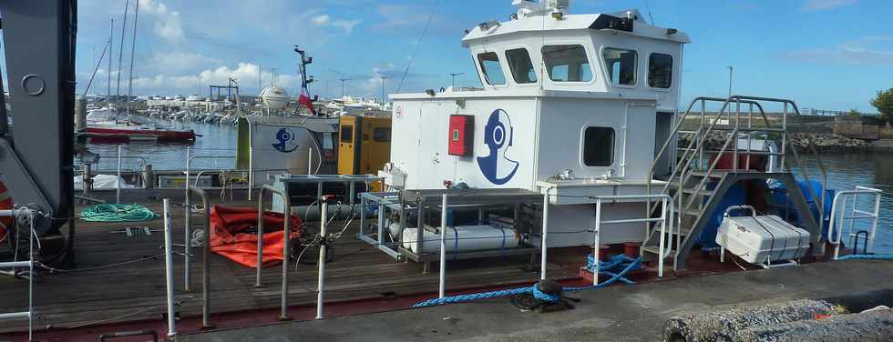 22 février 2015 - St-Pierre - Port - Barge récupération projet houlomoteur