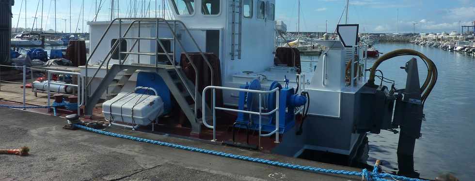 22 février 2015 - St-Pierre - Port - Barge récupération projet houlomoteur
