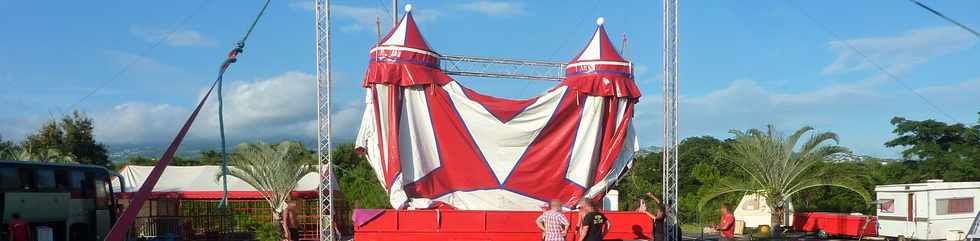 29 avril 2015 - St-Pierre - Montage du chapiteau du cirque Achille Zavatta -