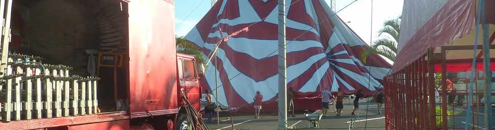 29 avril 2015 - St-Pierre - Montage du chapiteau du cirque Achille Zavatta -