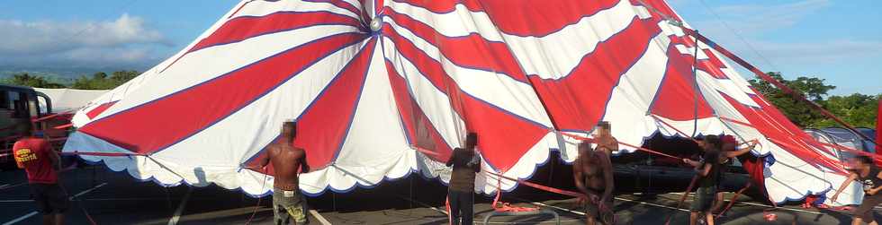 29 avril 2015 - St-Pierre - Montage du chapiteau du cirque Achille Zavatta -