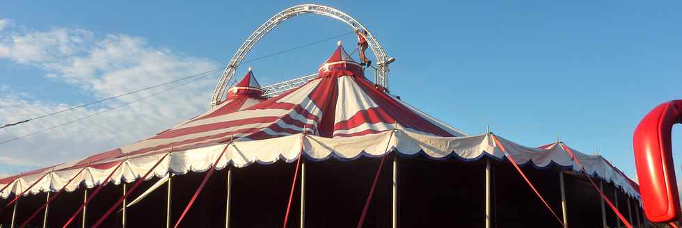 29 avril 2015 - St-Pierre - Montage du chapiteau du cirque Achille Zavatta -