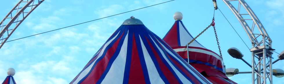29 avril 2015 - St-Pierre - Montage du chapiteau du cirque Achille Zavatta -