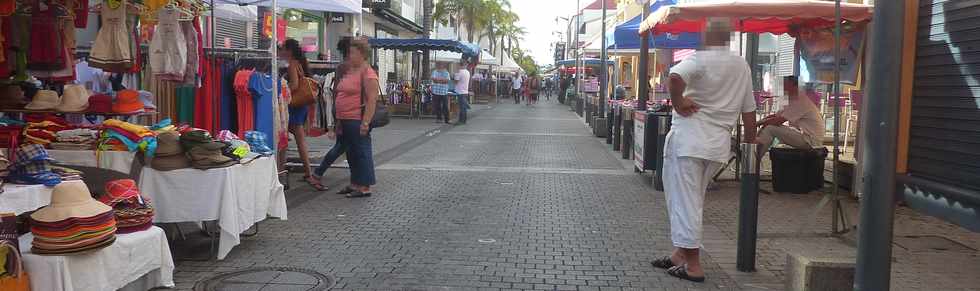 10 mai 2015 - St-Pierre - Braderie commerciale rue des Bons Enfants