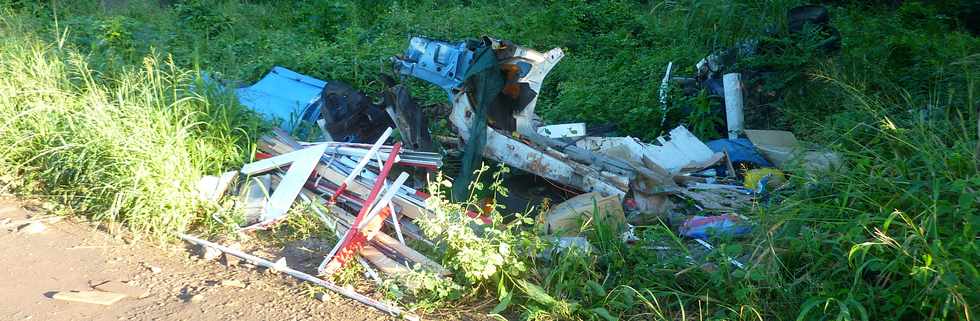 17 mai 2015 - St-Pierre - Carcasse auto ravine Blanche