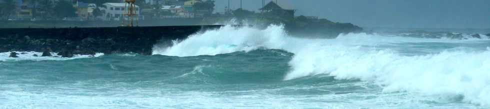 7 juin 2015 - St-Pierre - Houle sur la jete de Terre Sainte