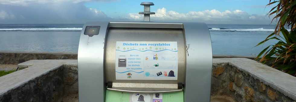 12 juin 2015 - St-Pierre - Ravine Blanche - Borne de dchets non recyclables