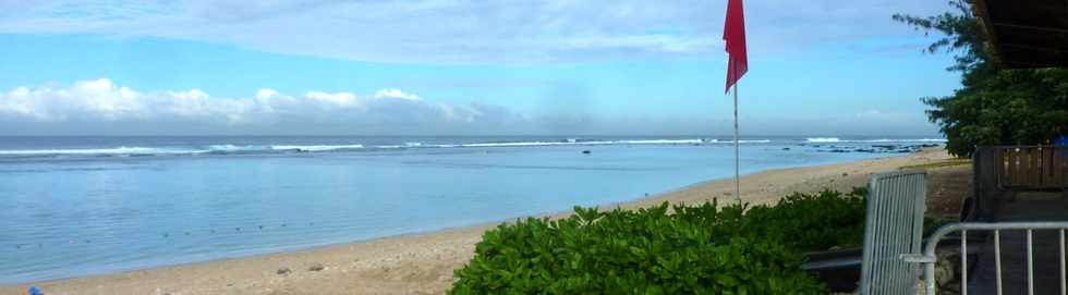 12 juin 2015 - St-Pierre - Drapeau rouge sur la plage - Eau non conforme