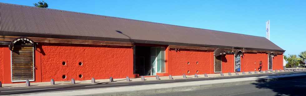 9 août 2015 - St-Pierre - Bd Hubert-Delisle - Bâtiments annexes de la gare ferroviaire