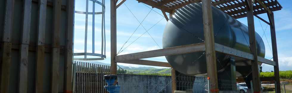 Vendredi 14 aot 2015 - St-Pierre - Voie cannire - canalisation interconnexion conduites haute et basse Bras de la Plaine - Ballon anti-coup de blier du rservoir Paradis