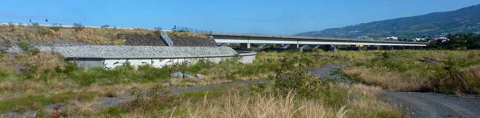 30 aot 2015 - St-Pierre - Rivire St-Etienne - Ancien pont et mur de rehausse