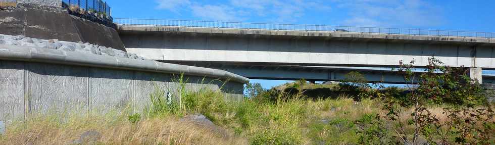 30 aot 2015 - St-Pierre - Rivire St-Etienne - Ancien pont et mur de rehausse