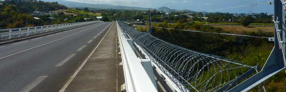 2 septembre 2015 -  Entre-Deux - Pont sur le Bras de la Plaine -