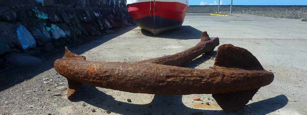 23 octobre 2015 - St-Pierre - Ancre trouve dans le port