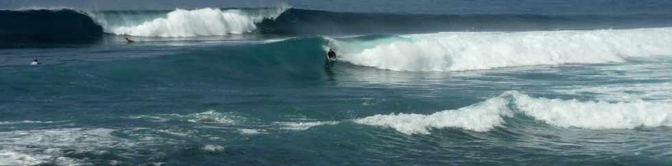 4 novembre 2015 - St-Pierre - Surfeurs devant la digue du port