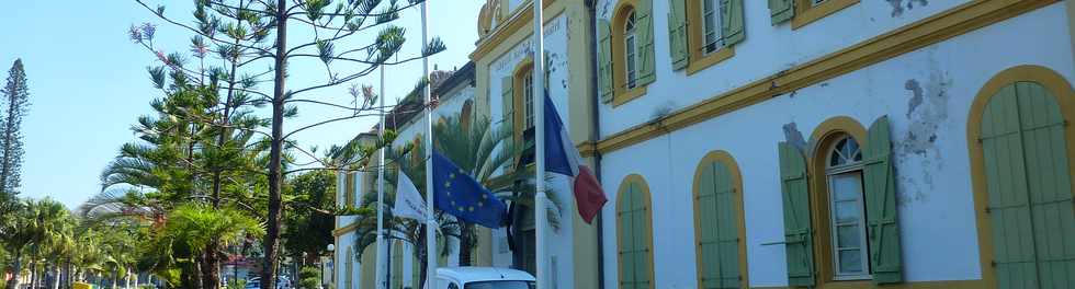 15 novembre 2015 - St-Pierre - Drapeaux en berne devant la mairie