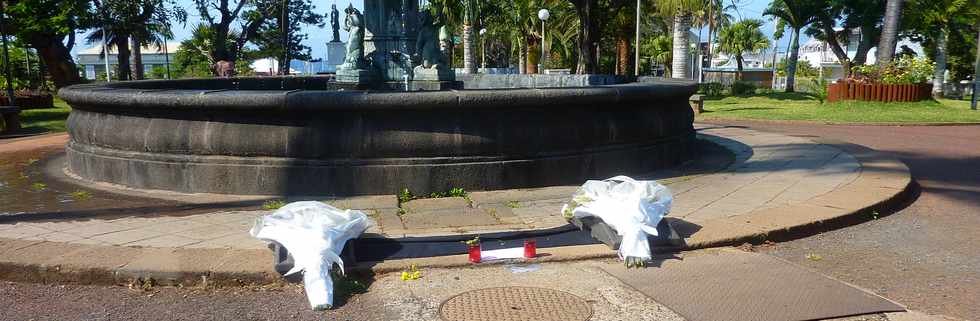 15 novembre 2015 - St-Pierre - Gerbes et bougies devant la fontaine de Barbezat