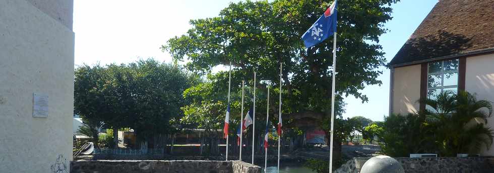 15 novembre 2015 - St-Pierre - Drapeaux en berne au siège des TAAF