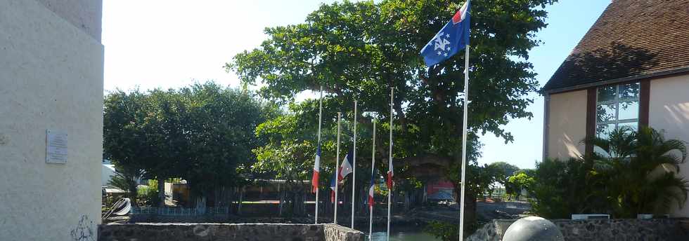 15 novembre 2015 - St-Pierre - Drapeaux en berne au sige des TAAF