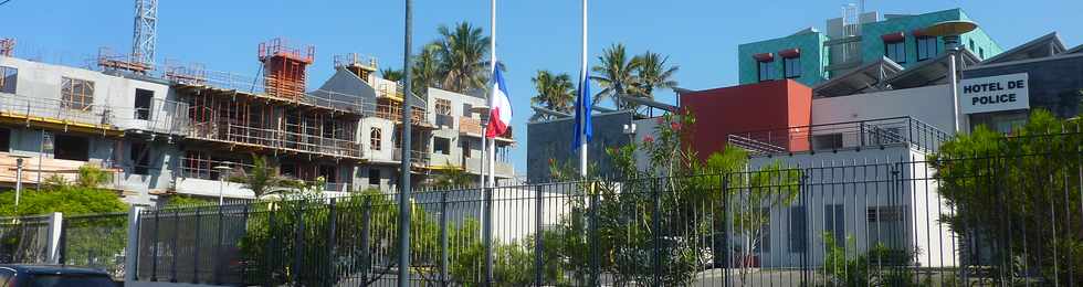 15 novembre 2015 - St-Pierre - Drapeaux en berne au commissariat de police